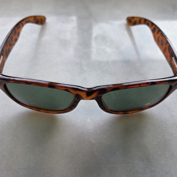 Ray-Ban Vintage 1990s Wayfarer Tortoise Shell Sunglasses With Case - Picture 4 of 12